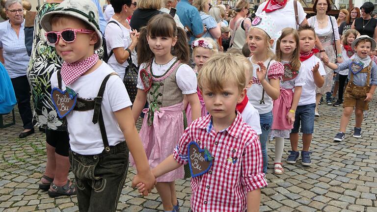 Auch die Jüngsten sind am Samstag beim Festzug und der Eröffnung des Zeiler Weinfestes wieder dabei. Auch die Jüngsten sind am Samstag beim Festzug und der Eröffnung des Zeiler Weinfestes wieder dabei.
