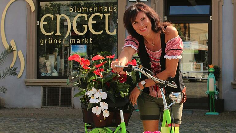 Das Blumenhaus Engel am Marktplatz in Gerolzhofen wechselte zum 1. Februar den Besitzer. Im Bild die langjährige Inhaberin Hildegard Engel. Das Blumenhaus Engel am Marktplatz in Gerolzhofen wechselte zum 1. Februar den Besitzer. Im Bild die langjährige Inhaberin Hildegard Engel.