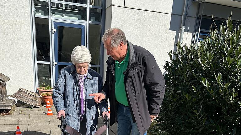 Reiner Mader mit einer Bewohnerin des Juliusspital Seniorenstifts.