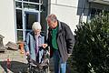 Reiner Mader mit einer Bewohnerin des Juliusspital Seniorenstifts.