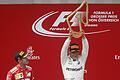 Sieger       -  Valtteri Bottas (r.) streckt den Pokal nach seinem Sieg in Spielberg in die Höhe. Foto: Darko Bandic
