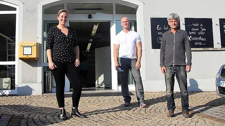 Bald zieht im Krämerladen in der Ortsmitte wieder Leben ein. Mit den beiden Laden-Leiterinnen Christiane Pötzl (links) und Claudia Djuren (rechts) freuen sich Bäckermeister Tilo Brönner (2. v. l.) und Bürgermeister Volkhard Warmdt, der zugleich als Geschäftsführer der neuen Unternehmensgesellschaft (UG) fungieren wird.