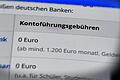Keine Kontoführungsgebühren: Diese Zeiten sind nahezu vorbei. Doch jetzt hat der Bundesgerichtshof ein Urteil gefällt, das die Banken in die Schranken weist.