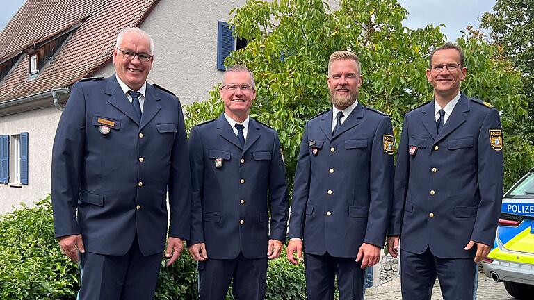 Das Bild vom Kommandowechsel zeigt (von links) Polizeihauptkommissar Klaus Schmitt, Ersten Polizeihauptkommissar Detlef Hauck, Polizeihauptkommissar Thomas Schlachter und Polizeivizepräsident Holger Baumbach. Das Bild vom Kommandowechsel zeigt (von links) Polizeihauptkommissar Klaus Schmitt, Ersten Polizeihauptkommissar Detlef Hauck, Polizeihauptkommissar Thomas Schlachter und Polizeivizepräsident Holger Baumbach.