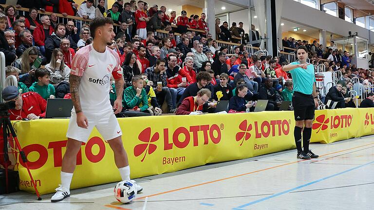 Ein Bild, das immer seltener anzutreffen ist – eine volle Tribüne bei einem Hallenfußballturnier. Hier aufgenommen bei der bayerischen Meisterschaft um den 'Lotto Bayern Hallencup' Ende Januar 2023 im oberfränkischen Burgebrach. Ein Bild, das immer seltener anzutreffen ist – eine volle Tribüne bei einem Hallenfußballturnier. Hier aufgenommen bei der bayerischen Meisterschaft um den 'Lotto Bayern Hallencup' Ende Januar 2023 im oberfränkischen Burgebrach.