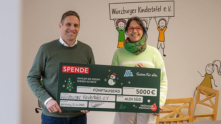Spendenübergabe: Christian Conrad (Managing Director Aldi Süd Helmstadt) und Ute Kremen (Vorsitzenden der Würzburger Kindertafel).