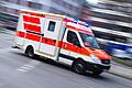 Rettungswagen im Einsatz       -  Der 22-Jährige starb laut Polizei noch vor Ort an seinen schweren Verletzungen. (Archivbild)