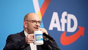 Politischer Aschermittwoch in Bayern - AfD       -  Stephan Protschka, Landesvorsitzender der AfD Bayern, prostet beim Politischen Aschermittwoch den Anwesenden zu.