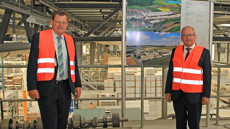 Manfred Grundke, geschäftsführender Gesellschafter bei Knauf (links), führte Regierungspräsident Eugen Ehmann durch die hochmoderne Knauf-Produktionsanlage für Gipsplatten. Manfred Grundke, geschäftsführender Gesellschafter bei Knauf (links), führte Regierungspräsident Eugen Ehmann durch die hochmoderne Knauf-Produktionsanlage für Gipsplatten.