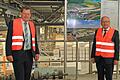 Manfred Grundke, geschäftsführender Gesellschafter bei Knauf (links), führte Regierungspräsident&nbsp; Eugen Ehmann durch die hochmoderne Knauf-Produktionsanlage für Gipsplatten.