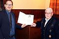 Bürgermeister Wolfram Thein (links) ehrte den langjährigen Ortssprecher von Geroldswind, Winfried Appel, für langjährige kommunale Arbeit im Gemeinderat Maroldsweisach mit einer Urkunde des Bayerischen Innenministeriums.