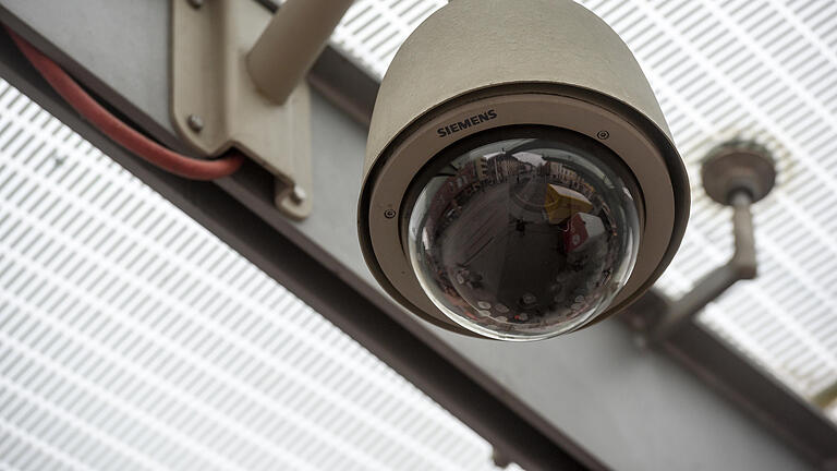 Erst einmal nicht mehr Videoüberwachung - Mit dieser Kamera wird die Haltestelle Barbarossaplatz überwacht. Aufgezeichnet werden die Bilder aber nicht. Erst einmal nicht mehr Videoüberwachung - Mit dieser Kamera wird die Haltestelle Barbarossaplatz überwacht. Aufgezeichnet werden die Bilder aber nicht.