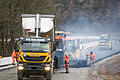 Trotzdem intensiv gearbeitet wird, die Staatsstraße 2294 Versbach-Rimpar wird nicht vor Ende März fertig sein. Grund sind unerwartete Teerfunde im Untergrund.