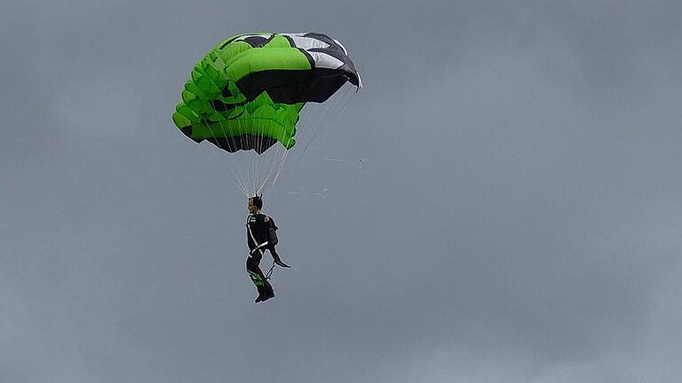 Aus der Ferne sehen die Fallschirmspringer am Himmel über Haßfurt fast lebensecht aus. Aus der Ferne sehen die Fallschirmspringer am Himmel über Haßfurt fast lebensecht aus.