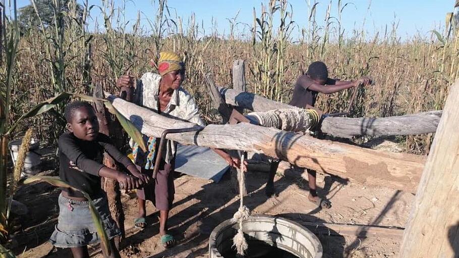 Brunnenbohrung in Namibia: Der Traum einer Dorfbevölkerung wurde wahr. Sie nennen ihn den Brunnen Gottes. Foto: Wilhelmine Mukosho/Benediktinerschwester       -  Brunnenbohrung in Namibia: Der Traum einer Dorfbevölkerung wurde wahr. Sie nennen ihn den Brunnen Gottes. Foto: Wilhelmine Mukosho/Benediktinerschwester