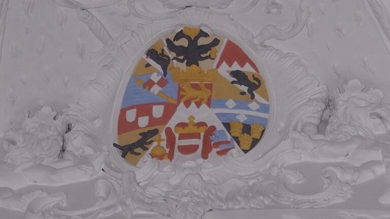 Farbig gefasst ist jetzt das Wappen des Kirchenstifters Fürstbischof Friedrich Karl von Schönborn.