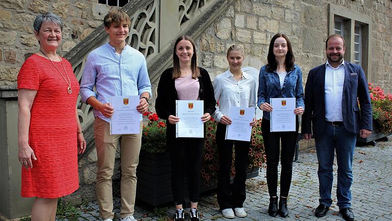 Strahlende Gesichter nach der Überreichung der Stipendien. Auf dem Foto von links: 2. Bürgermeisterin und Stadtausschussvorsitzende Karina Werner, Marlon Schubert, Cosima Wagner, Lucia Radina, Nathalie Heier und Bürgermeister Steffen Malzer. Es fehlen Leonie Hertlein, Tami Trabert und Oscar Ritzmann. Strahlende Gesichter nach der Überreichung der Stipendien. Auf dem Foto von links: 2. Bürgermeisterin und Stadtausschussvorsitzende Karina Werner, Marlon Schubert, Cosima Wagner, Lucia Radina, Nathalie Heier und Bürgermeister Steffen Malzer. Es fehlen Leonie Hertlein, Tami Trabert und Oscar Ritzmann.