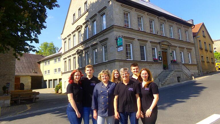Sie bewirten die Gäste im Büttharder 'Gasthaus zum Stern' (von links): Nina Rainer, Jonas, Tanja, Marie, Manfred und Manuel Kemmer und Sarah Kiak. Sie bewirten die Gäste im Büttharder 'Gasthaus zum Stern' (von links): Nina Rainer, Jonas, Tanja, Marie, Manfred und Manuel Kemmer und Sarah Kiak.
