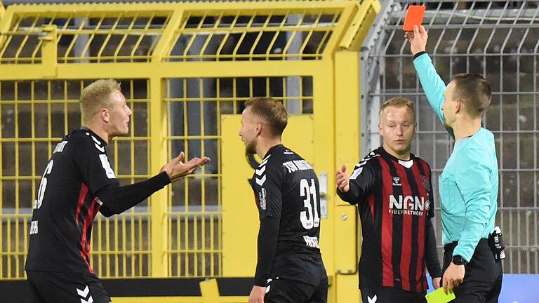 Nach der Gelb-Roten Karte für Leon Heinze (Mitte) musste der TSV Aubstadt (links Steffen Behr, rechts Jens Trunk) eine halbe Stunde lang in Unterzahl bestreiten. Nach der Gelb-Roten Karte für Leon Heinze (Mitte) musste der TSV Aubstadt (links Steffen Behr, rechts Jens Trunk) eine halbe Stunde lang in Unterzahl bestreiten.