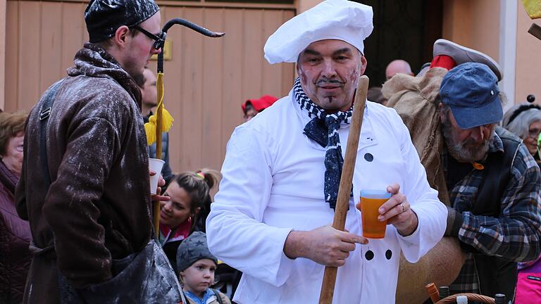 Die Frickenhäuser Närrinnen und Narren zelebrierten am Dienstag den Faschingsendspurt mit einem traditionellen Gaudiwurm durch den Altort.