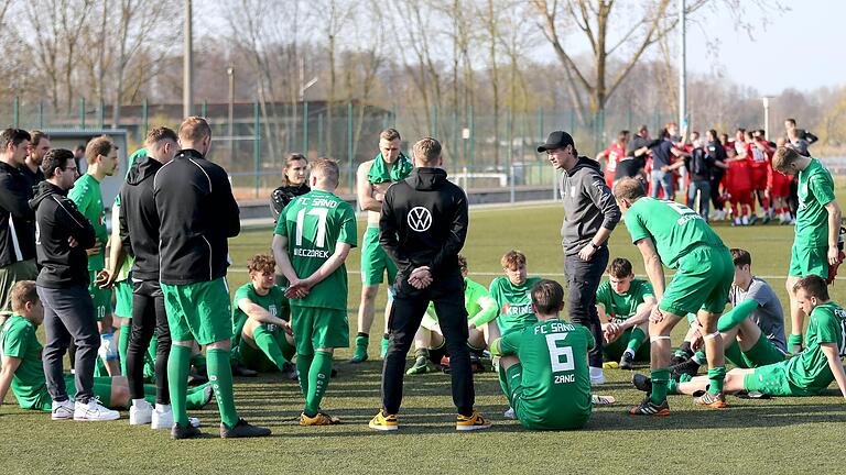 Was für ein Kontrast: Während beim FC Sand nach dem Schlusspfiff der Frust überwog, feierte der ASV Cham nur wenige Meter dahinter seinen Auswärtssieg. Was für ein Kontrast: Während beim FC Sand nach dem Schlusspfiff der Frust überwog, feierte der ASV Cham nur wenige Meter dahinter seinen Auswärtssieg.