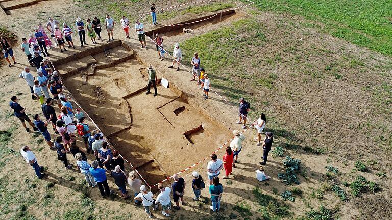 Großes Interesse fanden die fachkundigen Führungen vor Ort beim Grabungsfest südlich des Zellinger Ortsteils Duttenbrunn. Großes Interesse fanden die fachkundigen Führungen vor Ort beim Grabungsfest südlich des Zellinger Ortsteils Duttenbrunn.