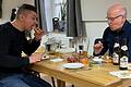 Ein Frühstück mit Weißwürsten und alkoholfreiem Weißbier: Thomas Zettelmeier (links) und Stefan Paulus besprechen im Alten Rathaus Details für den Mittagstisch, den es dort bald geben soll.