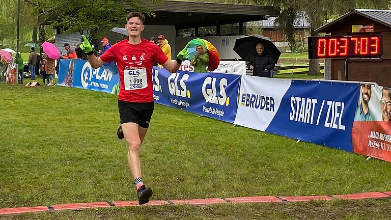 Am Ziel:&nbsp; Lennart Rössler vom SC Ostheim gewinnt den Wettbewerb über 8,5 Kilometer und wird sensationell deutscher Juniorenmeister im Berglauf.
