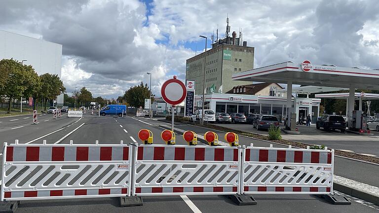 Am 31. Oktober steht rund um die BayWa-Kreuzung der Wechsel in den sechsten und letzten Bauabschnitt an. Die Umleitungssituation bleibt unverändert. Stadtauswärts Fahrende sollen auch dann noch die Kurzumleitung Besengaustraße/B279 nutzen. Am 31. Oktober steht rund um die BayWa-Kreuzung der Wechsel in den sechsten und letzten Bauabschnitt an. Die Umleitungssituation bleibt unverändert. Stadtauswärts Fahrende sollen auch dann noch die Kurzumleitung Besengaustraße/B279 nutzen. 