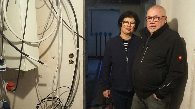 Im Haus der Amtmanns sieht es auch acht Monate nach dem Hochwasser in Kitzingen aus wie auf einer Baustelle: Kabel überall, offene Steckdosen und noch kein Putz an den Wänden. Im Haus der Amtmanns sieht es auch acht Monate nach dem Hochwasser in Kitzingen aus wie auf einer Baustelle: Kabel überall, offene Steckdosen und noch kein Putz an den Wänden.