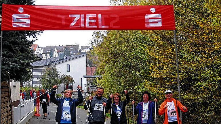 Auf Gesundheitskurs: Die Kitzinger Firma Rothe motiviert die Mitarbeiter zum gemeinsamen Sport. Unter anderem gibt es eine Walkinggruppe (im Bild bei einem Lauf in Reichenberg). Auf Gesundheitskurs: Die Kitzinger Firma Rothe motiviert die Mitarbeiter zum gemeinsamen Sport. Unter anderem gibt es eine Walkinggruppe (im Bild bei einem Lauf in Reichenberg).