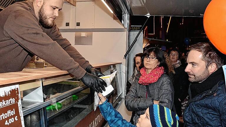 Sternennacht Foodtruck       -  Vorsicht, heiß: Der Hunger wurde mit Speisen aus den sogenannten Foodtrucks gestillt.FOTO: Stefan Kritzer