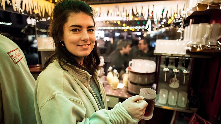 Unsere Reporterin Lisa Marie Waschbusch beim Glühwein-Ausschank auf dem Schweinfurter Weihnachtsmarkt. Unsere Reporterin Lisa Marie Waschbusch beim Glühwein-Ausschank auf dem Schweinfurter Weihnachtsmarkt.