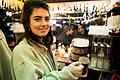 Unsere Reporterin Lisa Marie Waschbusch beim Glühwein-Ausschank auf dem Schweinfurter Weihnachtsmarkt.