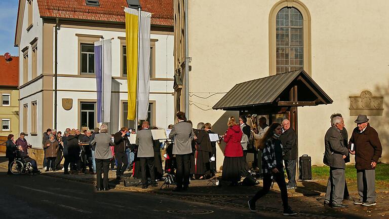 Die Musikkapelle Hausen spielte beim Sektumtrunk des Pfarrgemeinderats St. Wolfgang in Hausen. Die Musikkapelle Hausen spielte beim Sektumtrunk des Pfarrgemeinderats St. Wolfgang in Hausen.