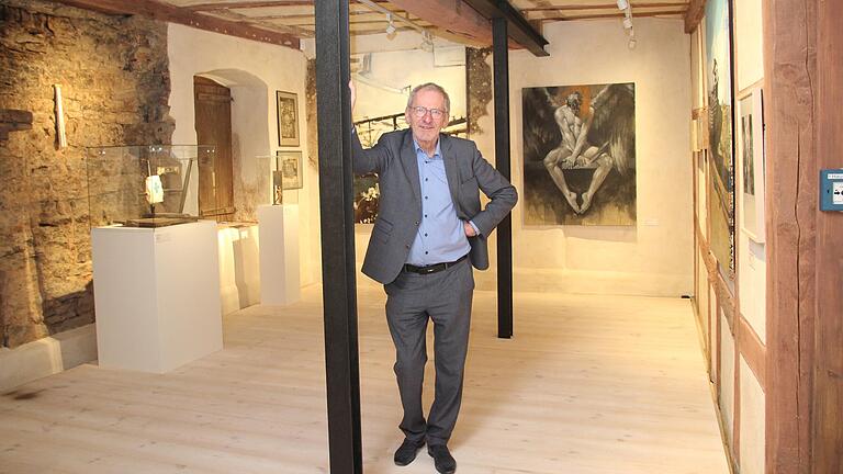  Jürgen Lenssen in einem der Museumsräume. Jürgen Lenssen in einem der Museumsräume.