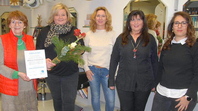 Monika Henneberger (von links) wurde von ihrer Nachfolgerin Sabine Hack zur Ehrenobermeisterin ernannt. Hacks Stellvertreterin ist Astrid Lalomia, Karola Gartmann besetzt den Prüfungsausschuss und Maria Elena Nese den Gesellenausschuss. Zur Führungsriege gehört auch Emil Schlereth. Monika Henneberger (von links) wurde von ihrer Nachfolgerin Sabine Hack zur Ehrenobermeisterin ernannt. Hacks Stellvertreterin ist Astrid Lalomia, Karola Gartmann besetzt den Prüfungsausschuss und Maria Elena Nese den Gesellenausschuss. Zur Führungsriege gehört auch Emil Schlereth.