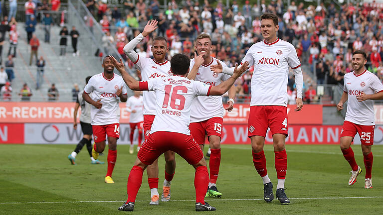 Archivbild: Die Würzburger Kickers jubeln im Vorrundenspiel über das Tor zum 6:2 gegen den FC Augsburg II. Archivbild: Die Würzburger Kickers jubeln im Vorrundenspiel über das Tor zum 6:2 gegen den FC Augsburg II.