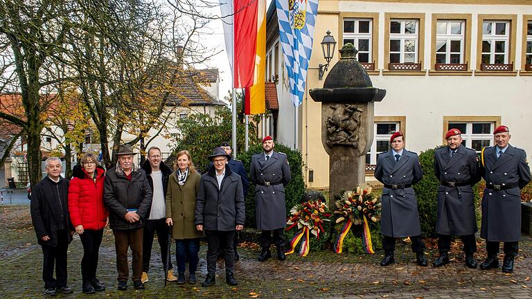 Die Verantwortlichen bei der Gedenkfeier am Volkstrauertag. Die Verantwortlichen bei der Gedenkfeier am Volkstrauertag.