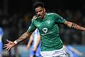 Welt, lass dich umarmen: FC-05-Stürmer Michael Dellinger genießt den Moment seines Treffers zum Schweinfurter 1:0-Sieg.