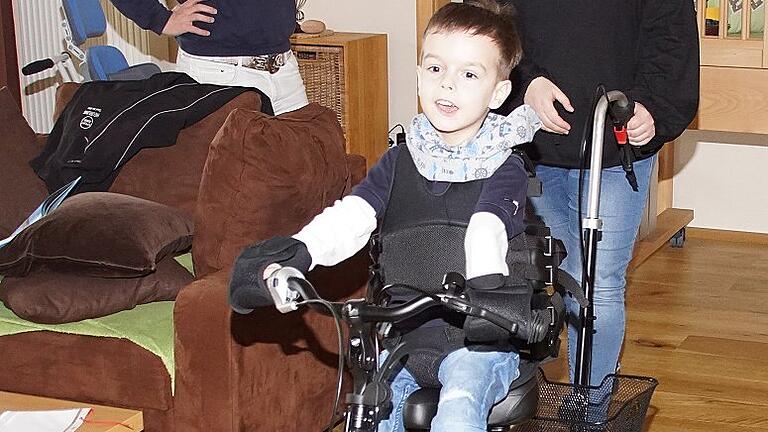 Nachdem Matthias Pencz vom Sanitätshaus Mannl und Hauck und Mama Bettina das Dreirad auf den kleinen Felix angepasst hatten, drehte der gleich eine Runde durch das Wohnzimmer. Nachdem Matthias Pencz vom Sanitätshaus Mannl und Hauck und Mama Bettina das Dreirad auf den kleinen Felix angepasst hatten, drehte der gleich eine Runde durch das Wohnzimmer.