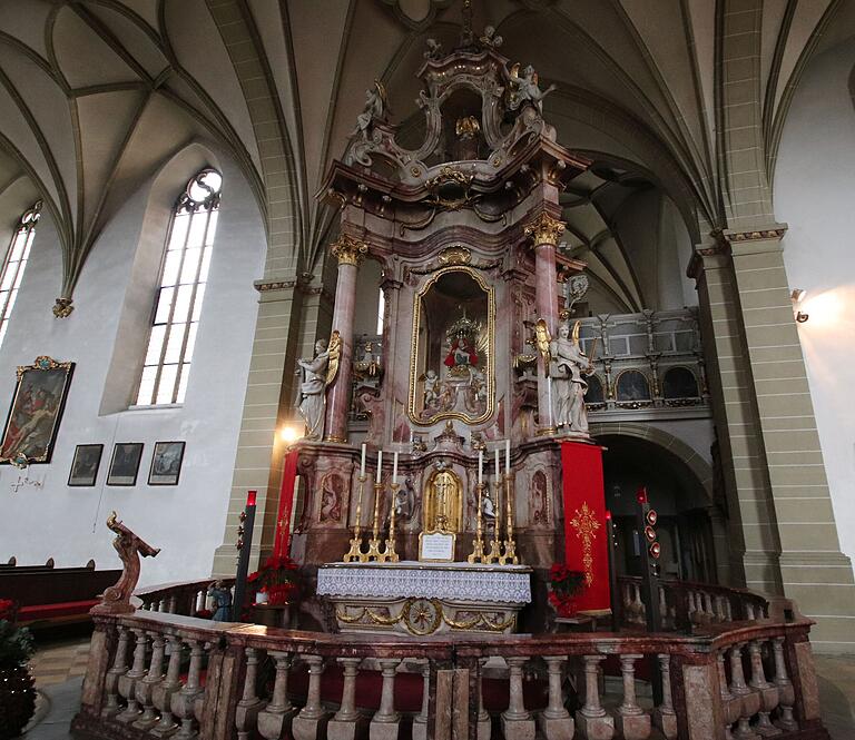 Der runde Altar der Dettelbacher Wallfahrtskirche ist sehr telegen. Der runde Altar der Dettelbacher Wallfahrtskirche ist sehr telegen.