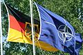 Die deutsche und die Nato-Fahne wehen einer der Kaserne in Wildflecken. Foto: Marcus Führer       -  Die deutsche und die Nato-Fahne werden an den Kasernen in Wildflecken gehisst.