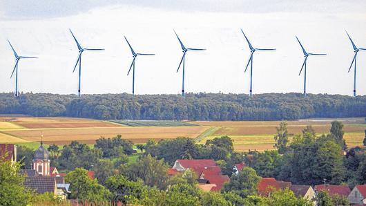 Wie der Blick vom Garten aus zum Sailershäuser Wald im Westen künftig aussehen könnte, hat die BI &bdquo;Gegen-WK-88&ldquo; mit dieser Fotomontage schon einmal zur Diskussion gestellt. Laut GUT Haßberge sind die Abstände zwischen Windrad und Windrat aber deutlich zu klein gehalten.