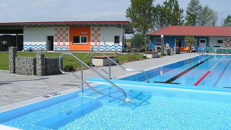 Eine neue Gestalt und neue Attraktionen hat das Gelchsheimer Freibad durch die Sanierung erhalten. Besonderheiten und Alleinstellungsmerkmale soll der Name „Freibad am Gaubahnradweg - beheizt” ausdrücken, den der Gemeinderat jetzt beschlossen hat. Eine neue Gestalt und neue Attraktionen hat das Gelchsheimer Freibad durch die Sanierung erhalten. Besonderheiten und Alleinstellungsmerkmale soll der Name „Freibad am Gaubahnradweg - beheizt” ausdrücken, den der Gemeinderat jetzt beschlossen hat.