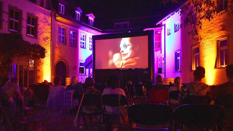 Mit dem preisgekrönten Streifen 'The Joker' startete die Filme-Trilogie am Open-Air-Kino- Wochenende im Bildhäuser Hof. Mit dem preisgekrönten Streifen 'The Joker' startete die Filme-Trilogie am Open-Air-Kino- Wochenende im Bildhäuser Hof.