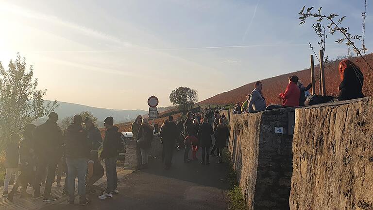 Zahlreiche Spaziergänger genießen am Sonntag (8.11.2020) die Strahlen der Herbstsonne am Würzburger Stein. Weil Abstandsregeln nicht eingehalten wurden, gab es Aufruhr in den sozialen Medien. Zahlreiche Spaziergänger genießen am Sonntag (8.11.2020) die Strahlen der Herbstsonne am Würzburger Stein. Weil Abstandsregeln nicht eingehalten wurden, gab es Aufruhr in den sozialen Medien.