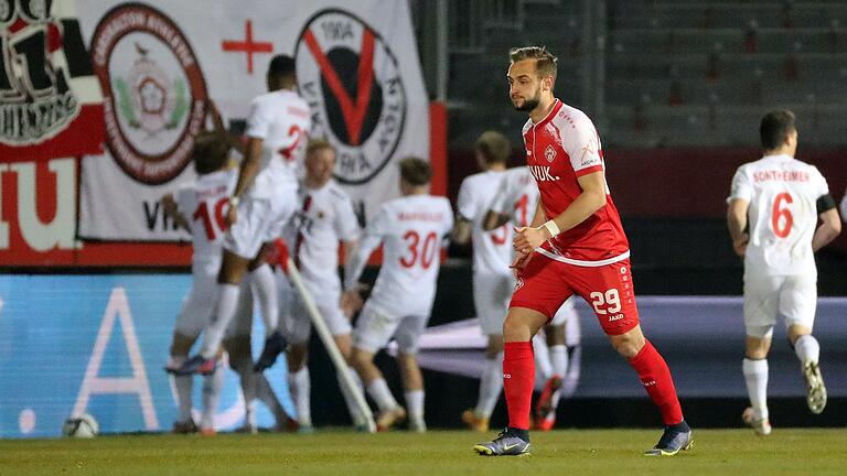 David Kopacz (vorne) von den Würzburger Kickers musste Viktoria Köln beim Jubeln über das Tor des Abends zusehen. David Kopacz (vorne) von den Würzburger Kickers musste Viktoria Köln beim Jubeln über das Tor des Abends zusehen.