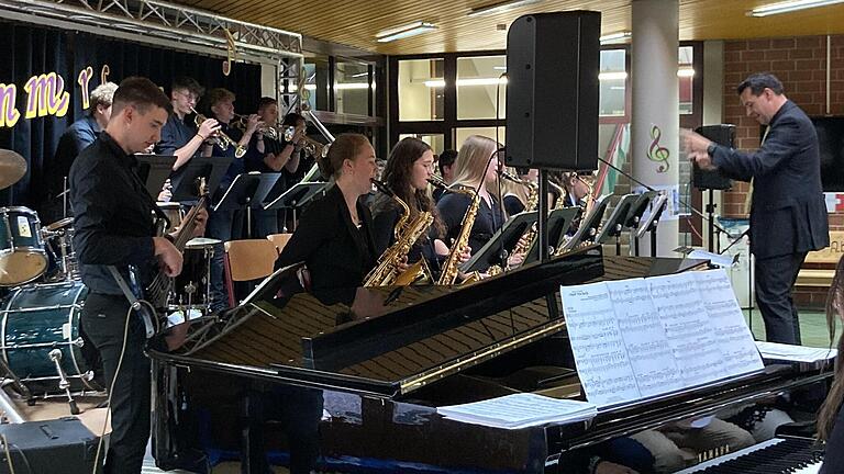 Mit dem Sommerkonzert verabschiedet sich das Franz-Miltenberger-Gymnasium musikalisch in die Sommerferien.       -  Mit dem Sommerkonzert verabschiedet sich das Franz-Miltenberger-Gymnasium musikalisch in die Sommerferien.