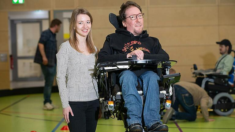 Sabrina Boschner und Julian Wendel organisieren einen Workshop für Powerchair-Hockey und Rollstuhl-Basketball. Sabrina Boschner und Julian Wendel organisieren einen Workshop für Powerchair-Hockey und Rollstuhl-Basketball.